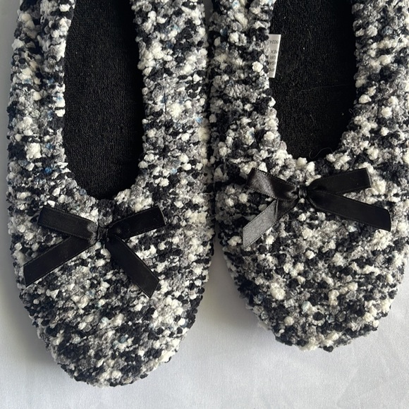 Black and white slippers - Picture 2 of 4
